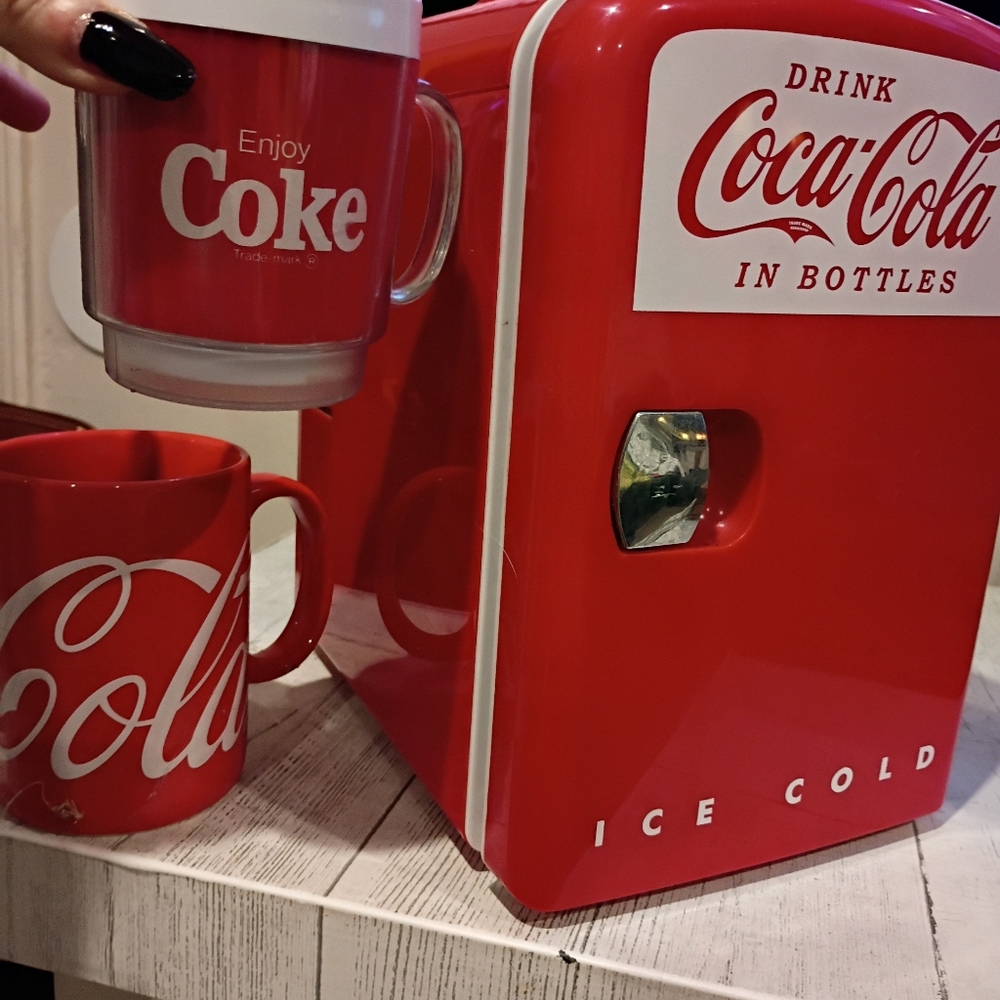 COCA COLA FRIDGE, TOBOGGAN, VINTAGE MUG, NEW MUG LOT - Picture 6 of 9
